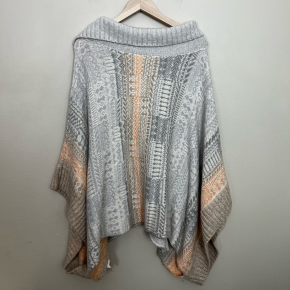 Free People • Willow Poncho - Picture 5 of 12